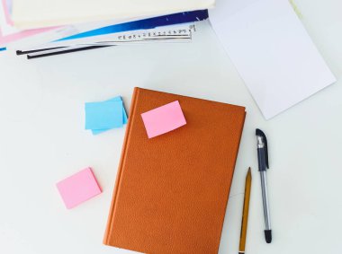 Okul, eğitim. Kitaplar masaya.