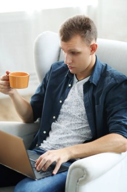 Bir yaşam tarzı. Yakışıklı adam evde