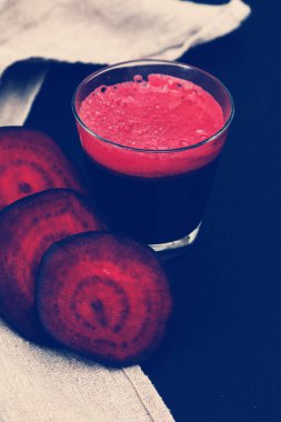 Tahta bir masada pancar suyu.