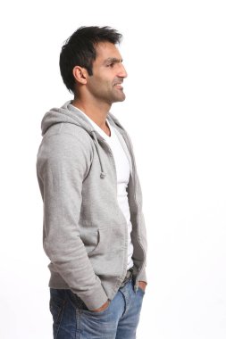 Genç ve çekici, mutlu bir adam.