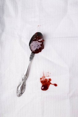 Peçeteye çilek reçeli.