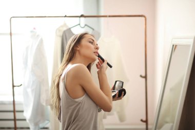 Gündüzleri evde güzel genç bir kadın.