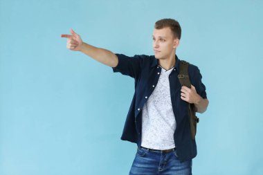 mavi bir arka plan üzerinde yakışıklı adam