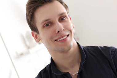 Yaşam tarzı. Evde çekici bir adam var.