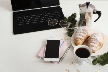 Ofis masasındaki eşyalar.