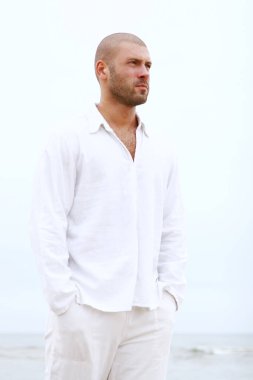 Sahilde çekici ve mutlu bir adam.