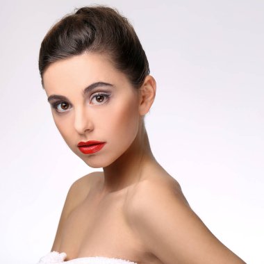 Kırmızı rujlu muhteşem bir kadın.