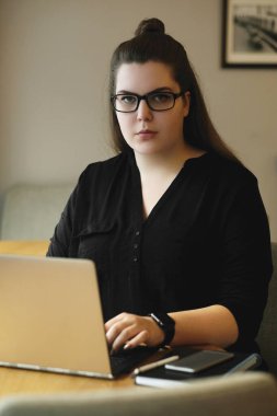 İş, iş. Kafede serbest çalışan.