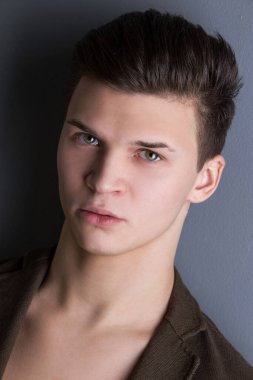 Yakışıklı, ciddi görünüşlü.