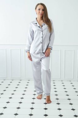 Moda. Gümüş pijama içinde poz kadın