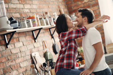 Güzel bir çift mutfakta eğleniyor.