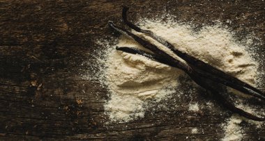 Vanilya çubuğu ve un masada.