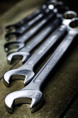 Metal anahtarlara, garaj aletlerine yakın çekim