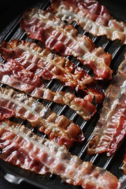 Kızarmış domuz pastırması.
