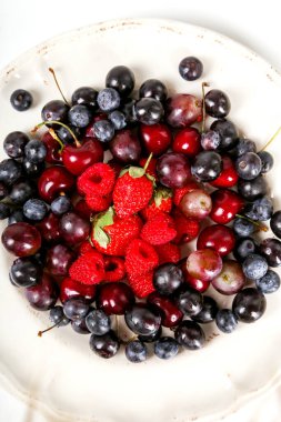 Yaz. Lezzetli meyveler masada.