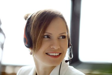 Çağrı merkezinde görevli olarak çalışan kadın.