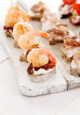 Yemek, aperatif. Masada lezzetli atıştırmalıklar var.