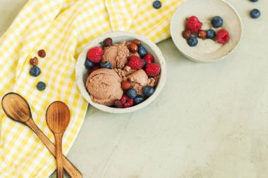 Tatlı. Masada nefis dondurma var.