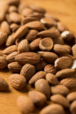 Masada kahverengi fındık yığını var.