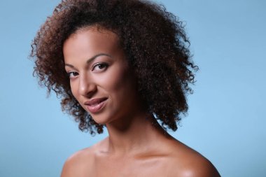 Güzellik, cilt bakımı. Mavi arka planda güzel bir kadın