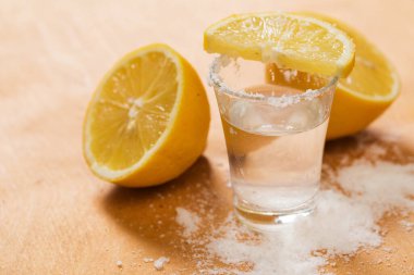 Limonlu ve tuzlu tekila.