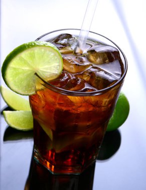 Limonlu taze buzlu çay bardağı.