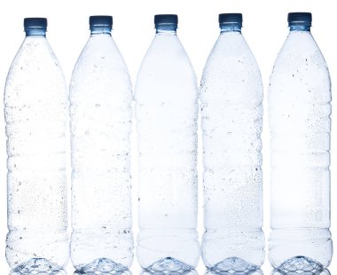 Beyaz arkaplanda boş su şişesi