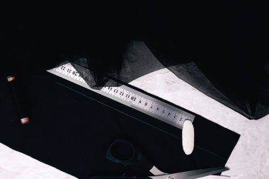 Siyah arkaplanda dikiş araçları