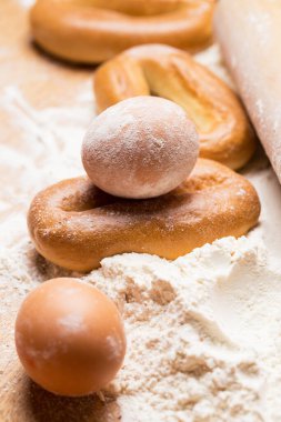 Baker, yakın plan. Masada yumurta var.