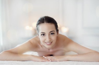 Yaşam tarzı. Kaplıca salonundaki güzel kız.