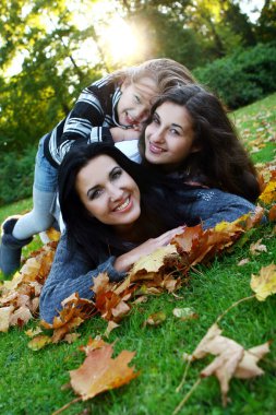 Genç aile alarak sağlıklı sonbahar parkta yürüyüş ve eğlenin