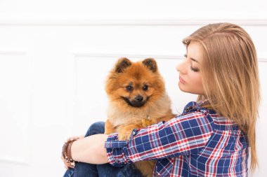 Şirin, çekici ve tüylü köpeği olan bir kız.
