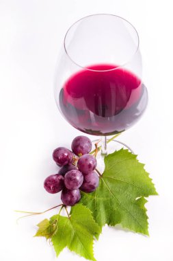 Beyaz arka planda kırmızı şarap