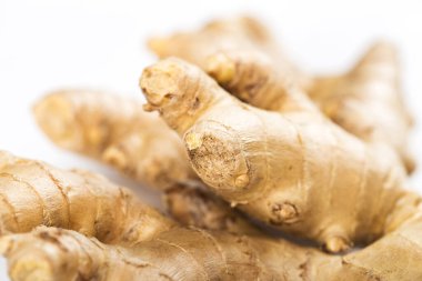 Sebze. Beyaz arkaplanda zencefil