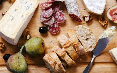 Hazırlık, yemek pişirme. Masada lezzetli yemekler var.