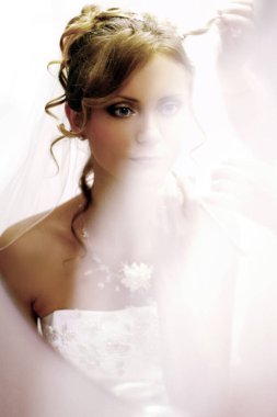 Genç ve güzel gelin evde poz veriyor.