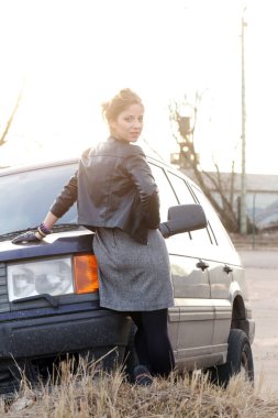 Arabanın yanında çekici, sevimli kız