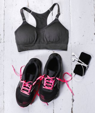 Zeminde spor malzemeleri var.