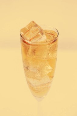 Masada bir kadeh şampanya.