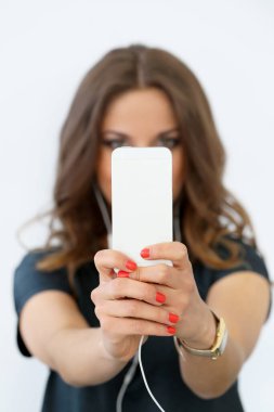 selfie. cep telefonu ile kıvırcık kadın