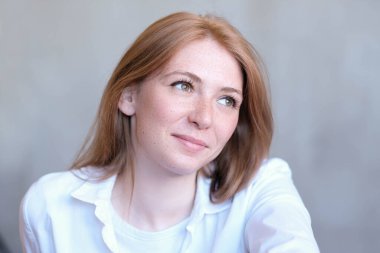 Güzel bir kadın gündüz poz veriyor.