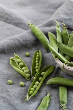 Sebzeler. Masadaki yeşil bezelyeler