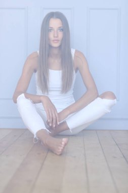 Duman dolu odada bir kadın