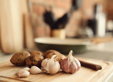 Mutfak, yemek pişirme. Kesme tahtasında çiğ patates