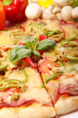 Mutfak masasında taze ve lezzetli bir pizza.