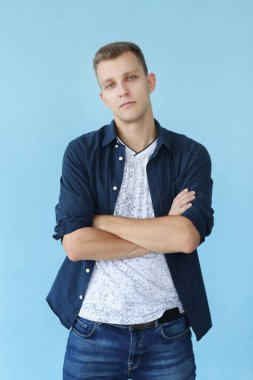 mavi bir arka plan üzerinde yakışıklı adam
