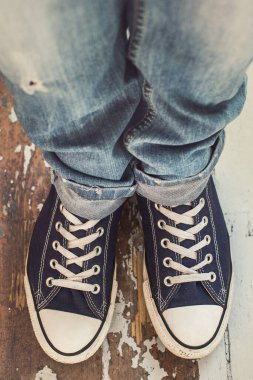 Yerde klasik spor ayakkabılar.