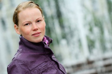 parkta güzel redhaired kız portresi