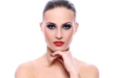 Akşam makyajlı güzel bir kadının portresi. 