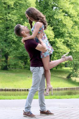 Parktaki sevimli, genç çift.